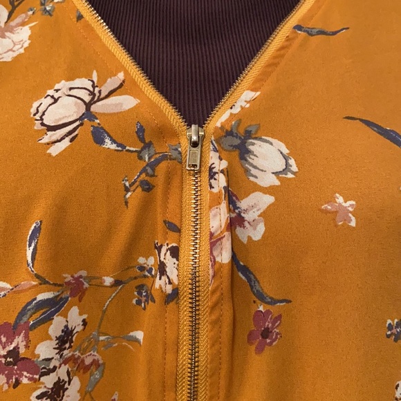 Persaya Mustard Yellow Floral Zippered Blouse with Cuffed Short Sleeves - Picture 2 of 12